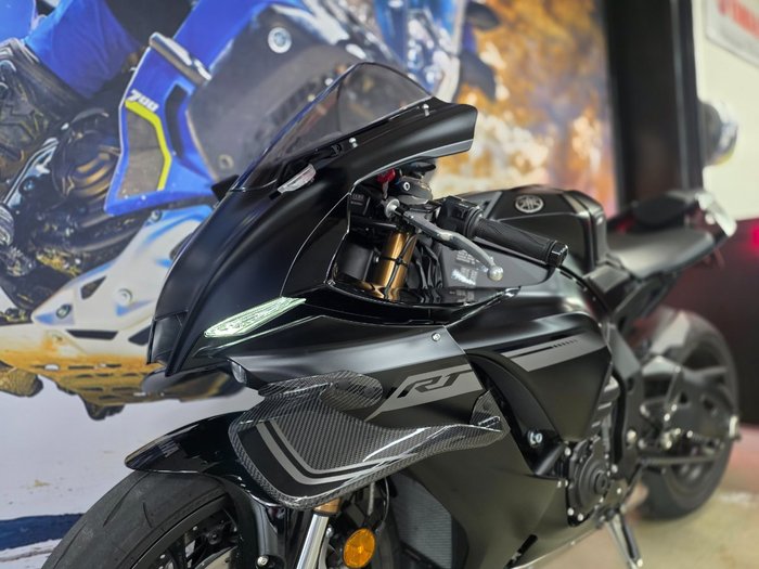 2025 Yamaha YZF-R1 BLACK
