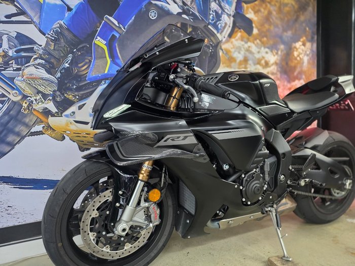 2025 Yamaha YZF-R1 BLACK