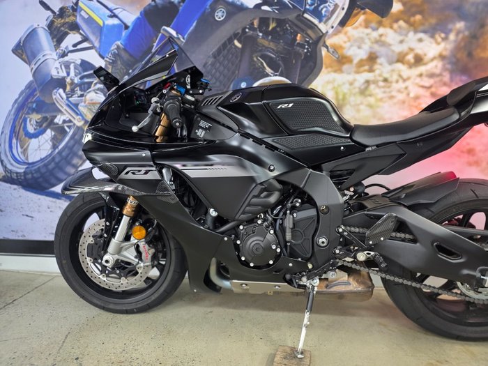 2025 Yamaha YZF-R1 BLACK