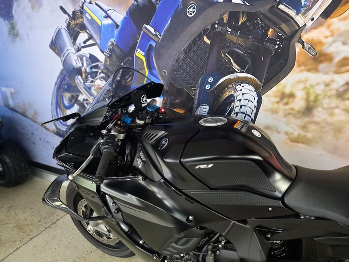 2025 Yamaha YZF-R1 BLACK