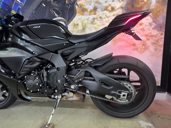 2025 Yamaha YZF-R1 BLACK