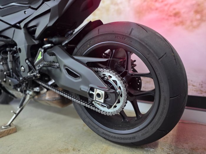 2025 Yamaha YZF-R1 BLACK