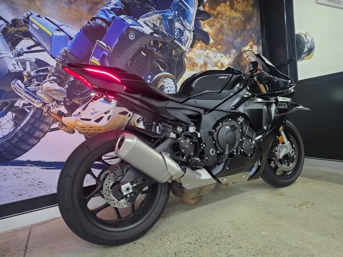 2025 Yamaha YZF-R1 BLACK
