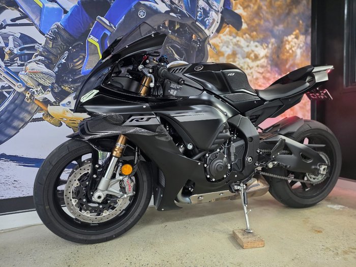 2025 Yamaha YZF-R1 BLACK