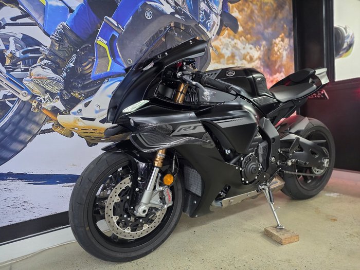 2025 Yamaha YZF-R1 BLACK