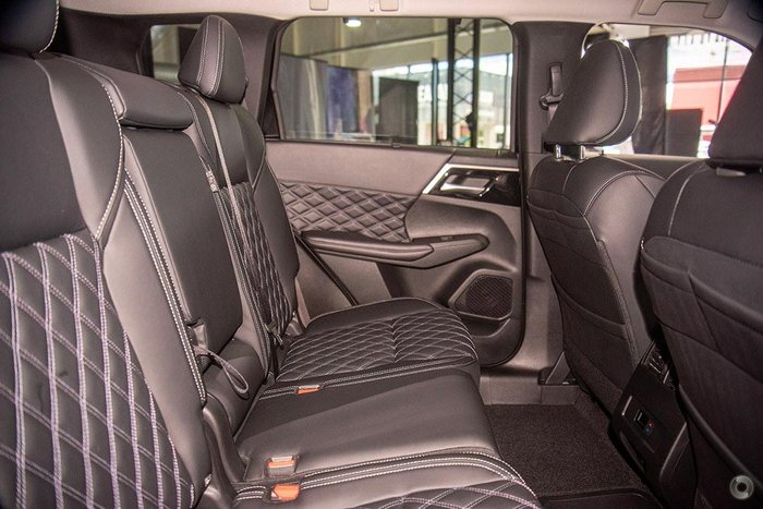 2025 Mitsubishi Outlander PHEV Exceed