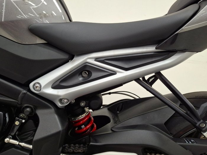 2024 Triumph STREET TRIPLE R SILVER ICE