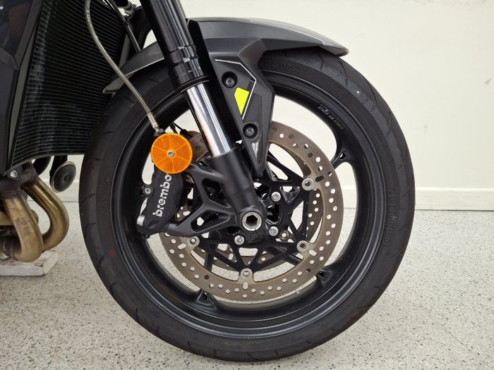 2024 Triumph STREET TRIPLE R SILVER ICE