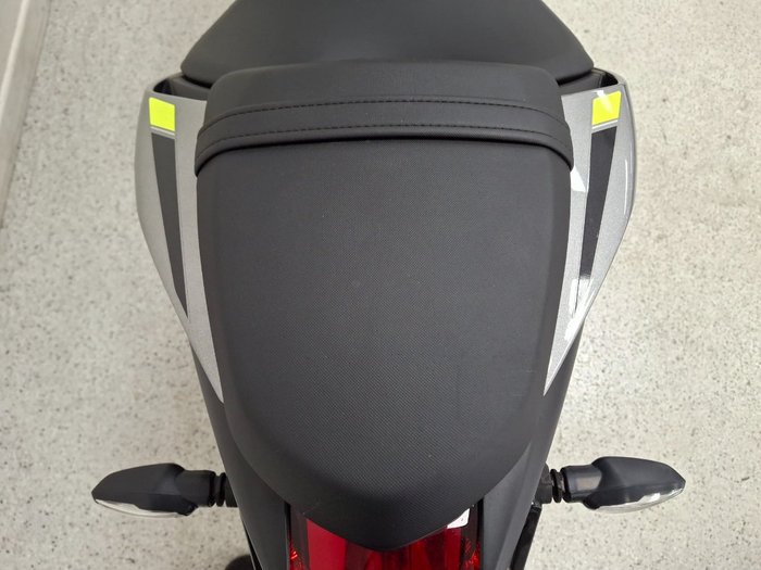 2024 Triumph STREET TRIPLE R SILVER ICE