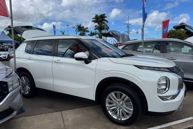 2024 MITSUBISHI OUTLANDER LS 7 SEAT (2WD)