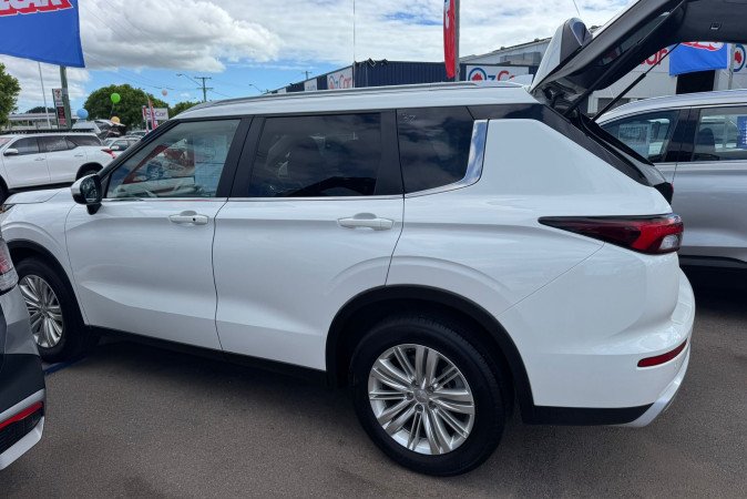 2024 MITSUBISHI OUTLANDER LS 7 SEAT (2WD)