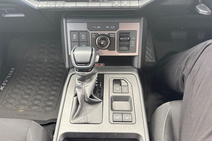 2025 Toyota Hilux SR5 48V