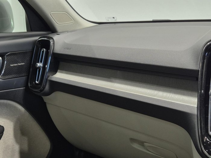 2022 Volvo XC40 Plus B4