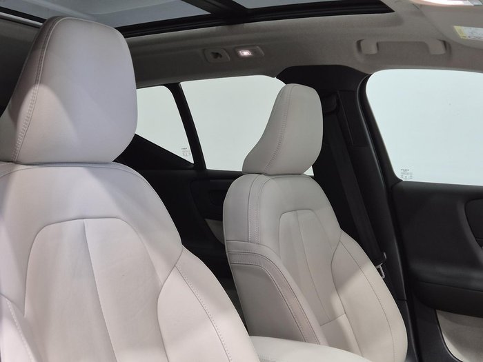 2022 Volvo XC40 Plus B4