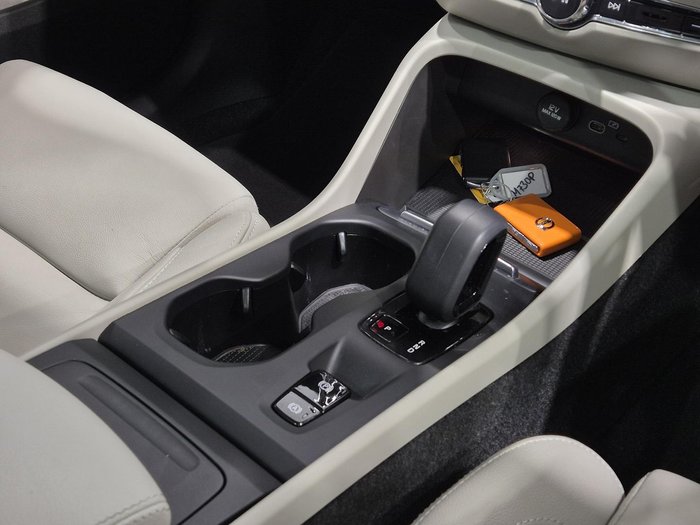 2022 Volvo XC40 Plus B4