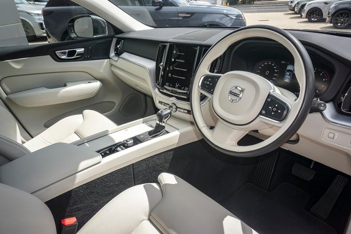 2021 Volvo XC60 T5 Momentum