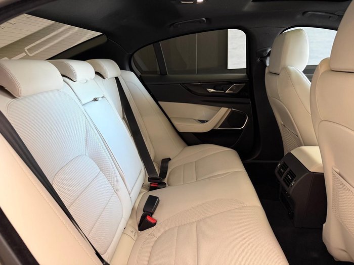 2022 Jaguar XE P300 R-Dynamic HSE