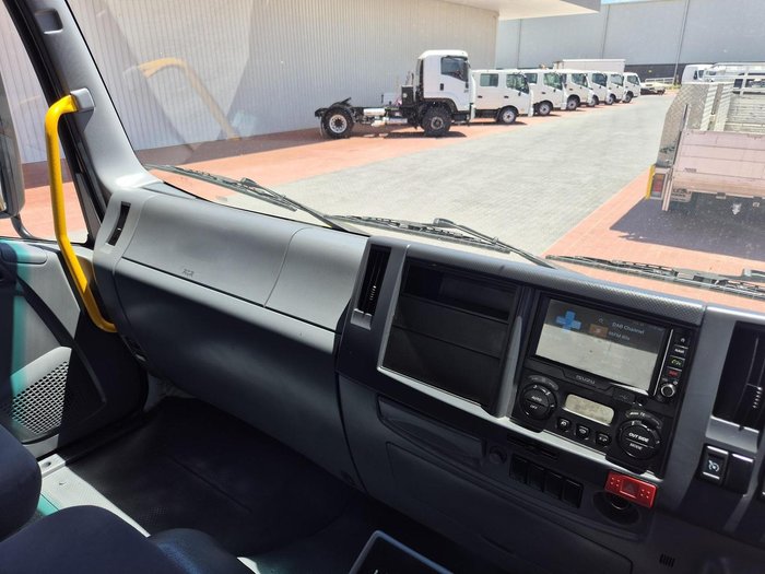 2021 Isuzu Fvl 240-300 Auto 14 Pallet Tautliner/Lift