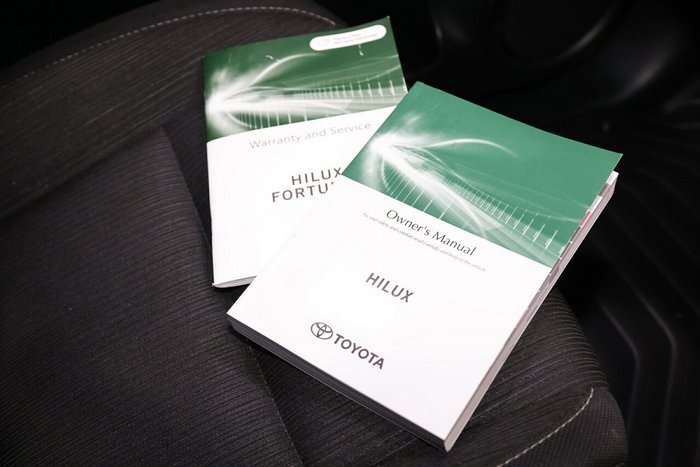 2025 Toyota Hilux SR