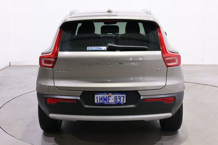 2021 Volvo XC40 T4 Momentum