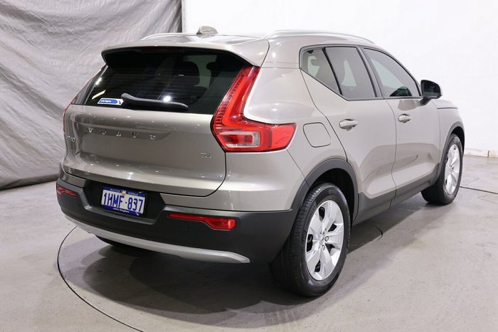 2021 Volvo XC40 T4 Momentum