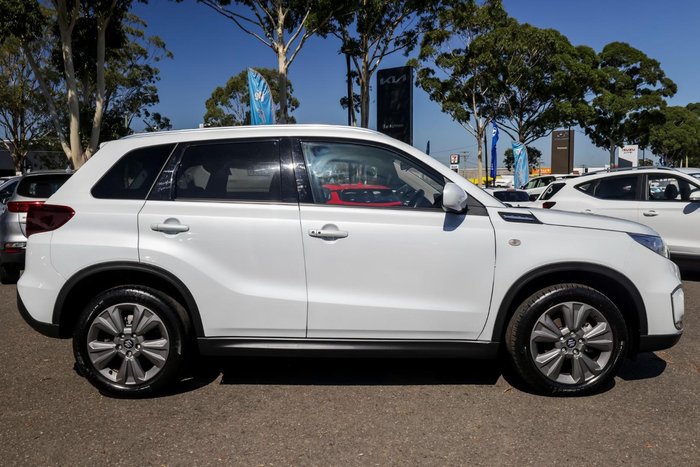 2024 Suzuki Vitara Shadow