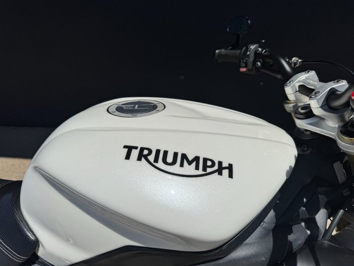 2015 Triumph STREET TRIPLE 660 WHITE