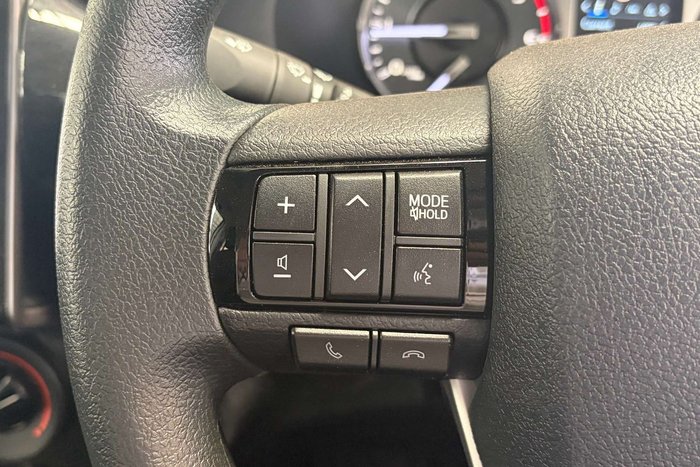 2025 Toyota Hilux SR