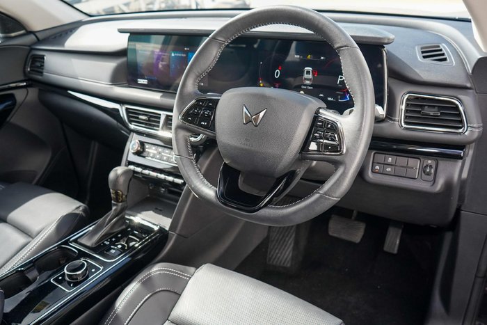 2025 Mahindra XUV700 AX7L