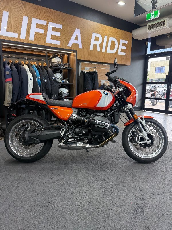 2025 BMW Motorrad 2025 BMW 1170CC R12 S Lava orange metallic. (07-07)