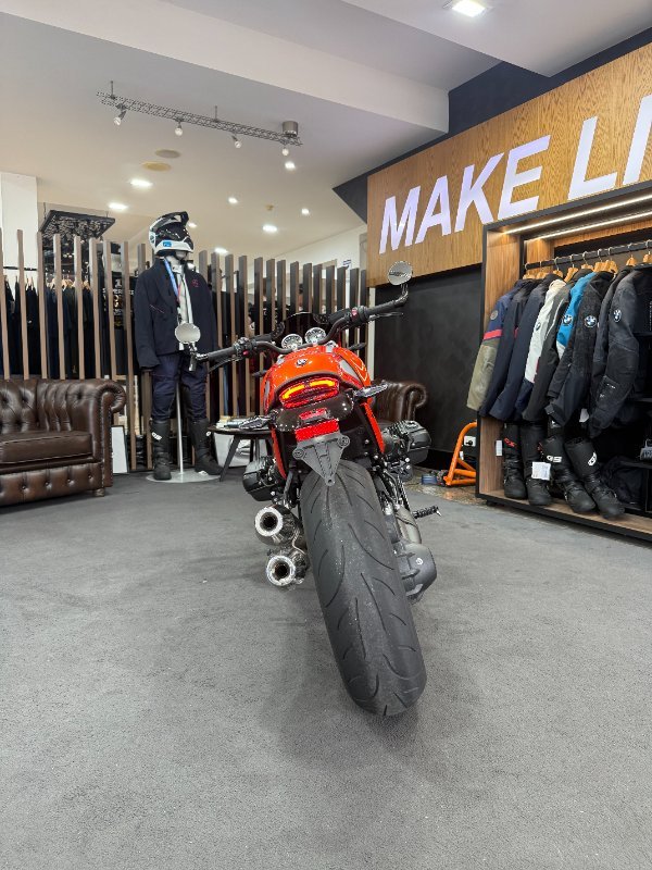 2025 BMW Motorrad R 12 S Lava orange metallic. (07-07)