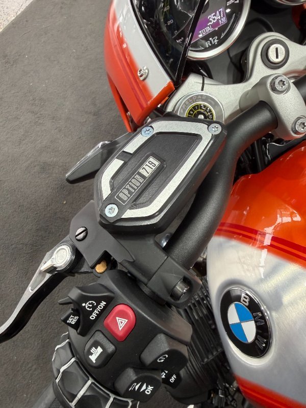 2025 BMW Motorrad R 12 S Lava orange metallic. (07-07)