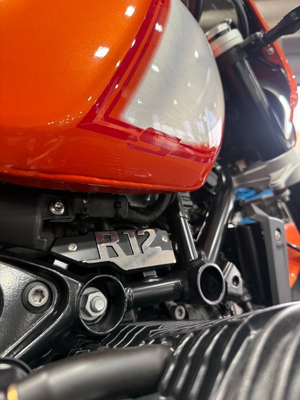 2025 BMW Motorrad R 12 S Lava orange metallic. (07-07)