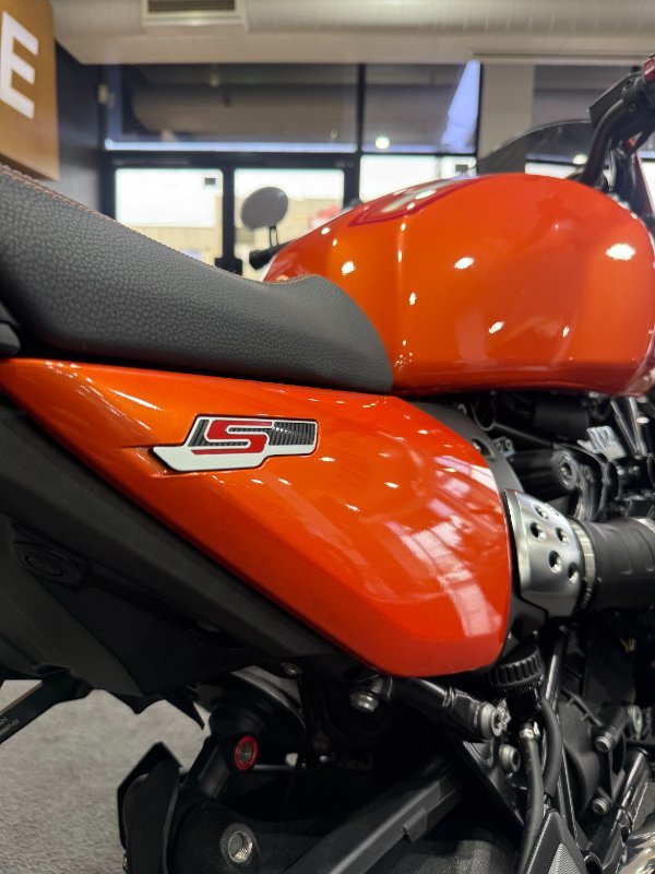 2025 BMW Motorrad 2025 BMW 1170CC R12 S Lava orange metallic. (07-07)