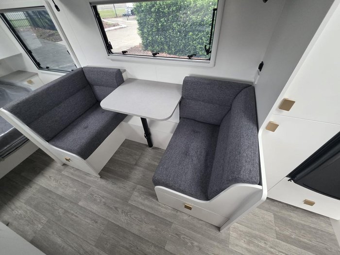 2025 New Age Caravans Manta Ray Mr19er Expedition