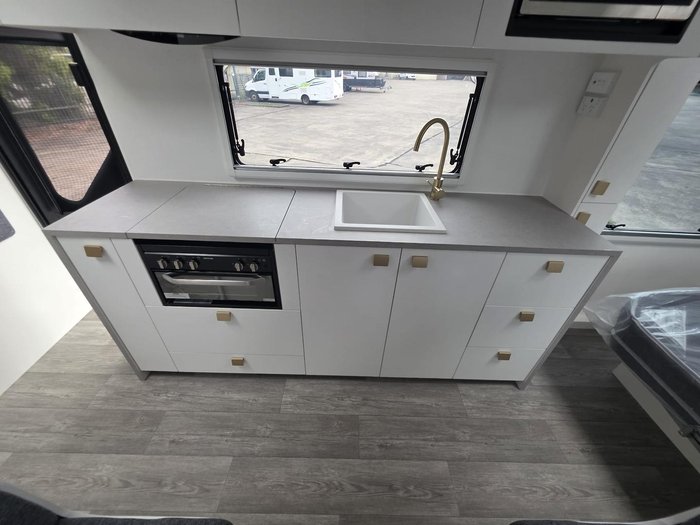 2025 New Age Caravans Manta Ray Mr19er Expedition