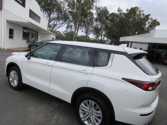 2025 Mitsubishi Outlander ES