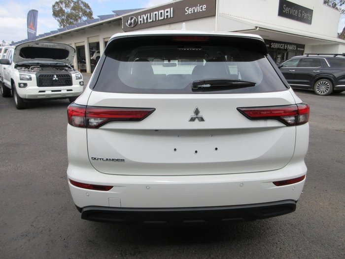 2025 Mitsubishi Outlander ES