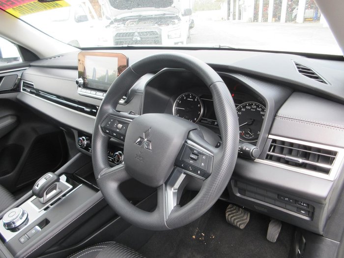 2025 Mitsubishi Outlander ES