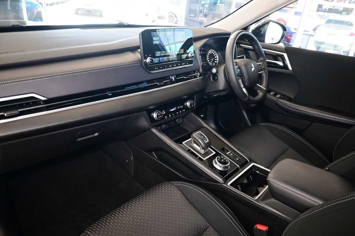 2025 Mitsubishi Outlander LS