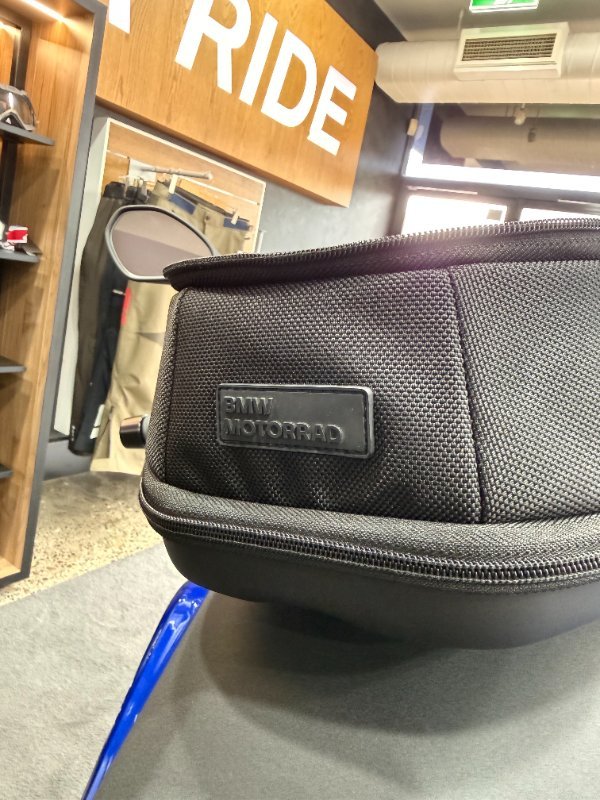 2025 BMW Motorrad R 1300 R EXCLUSIVE RACINGBLUE METALLIC