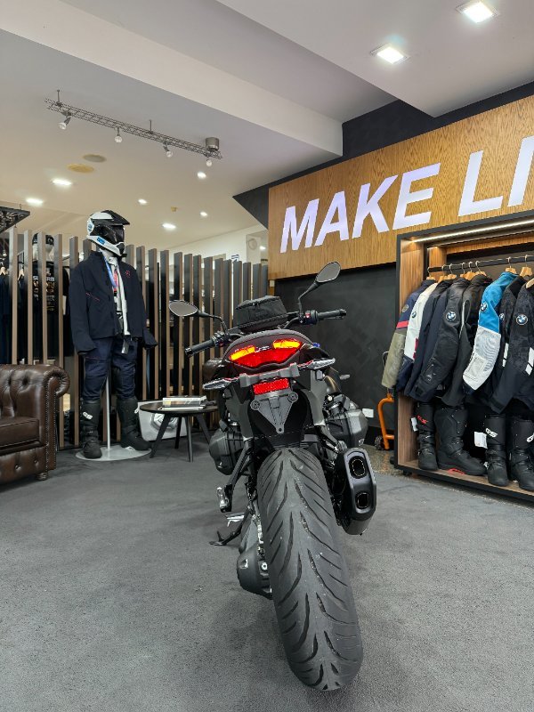 2025 BMW Motorrad R 1300 R EXCLUSIVE RACINGBLUE METALLIC