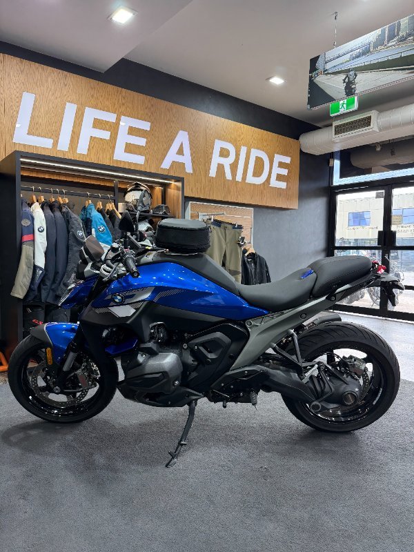 2025 BMW Motorrad R 1300 R EXCLUSIVE RACINGBLUE METALLIC