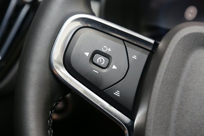 2022 Volvo XC40 Ultimate B4 Bright