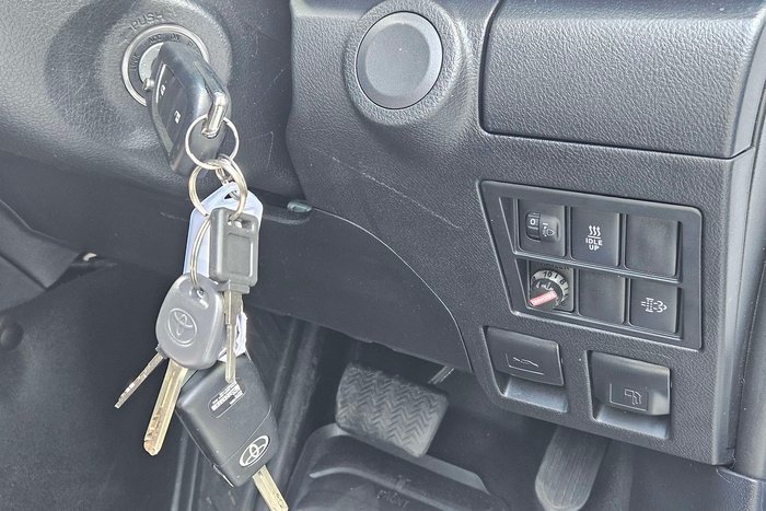 2023 Toyota Hilux SR