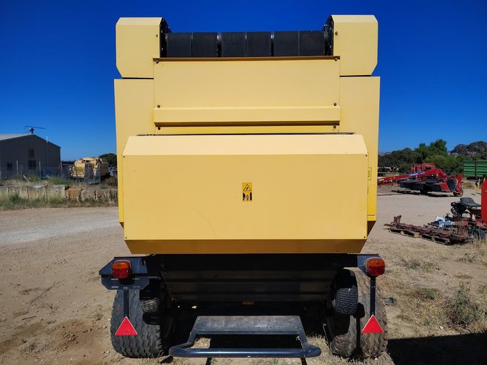 2009 New Holland Br7070