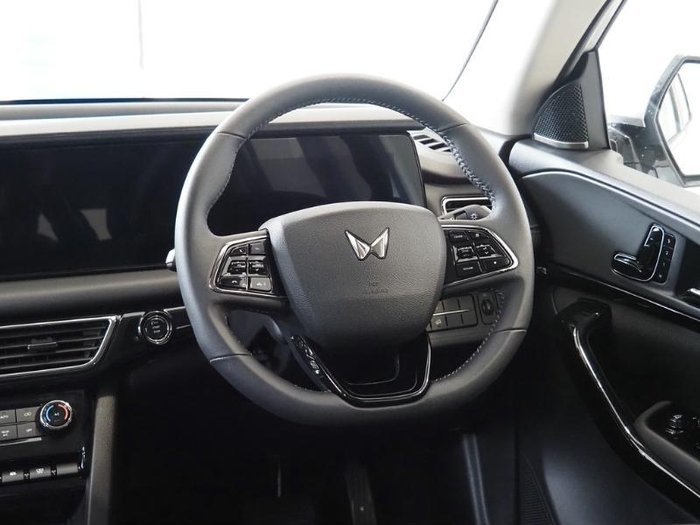 2025 Mahindra XUV700 AX7L