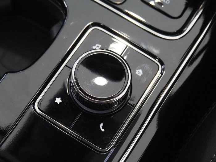 2025 Mahindra XUV700 AX7L