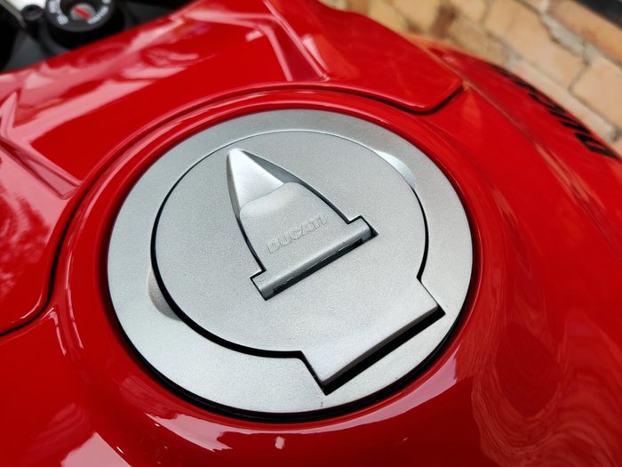 2025 DUCATI PANIGALE V2 S ROAD RED