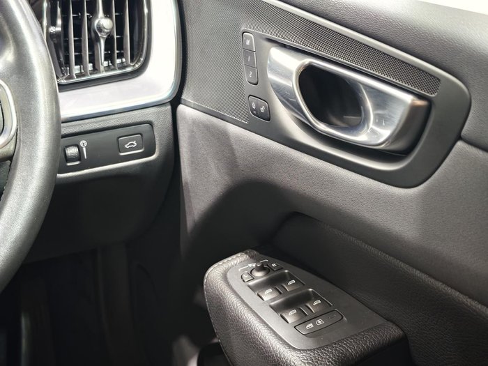 2021 Volvo XC60 B5 Momentum